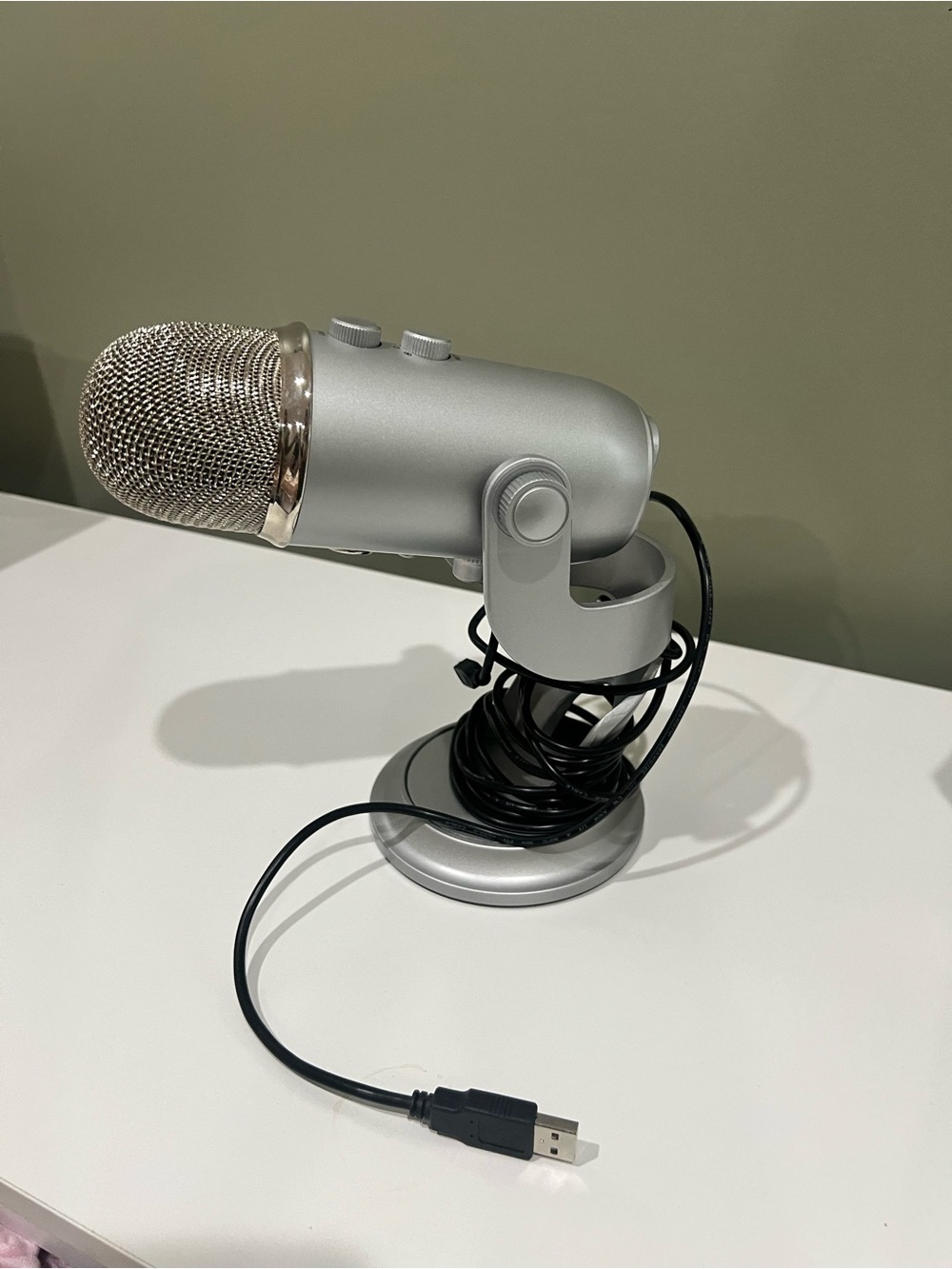 Yeti Silver USB Desktop Microphone with Adjustable Stand